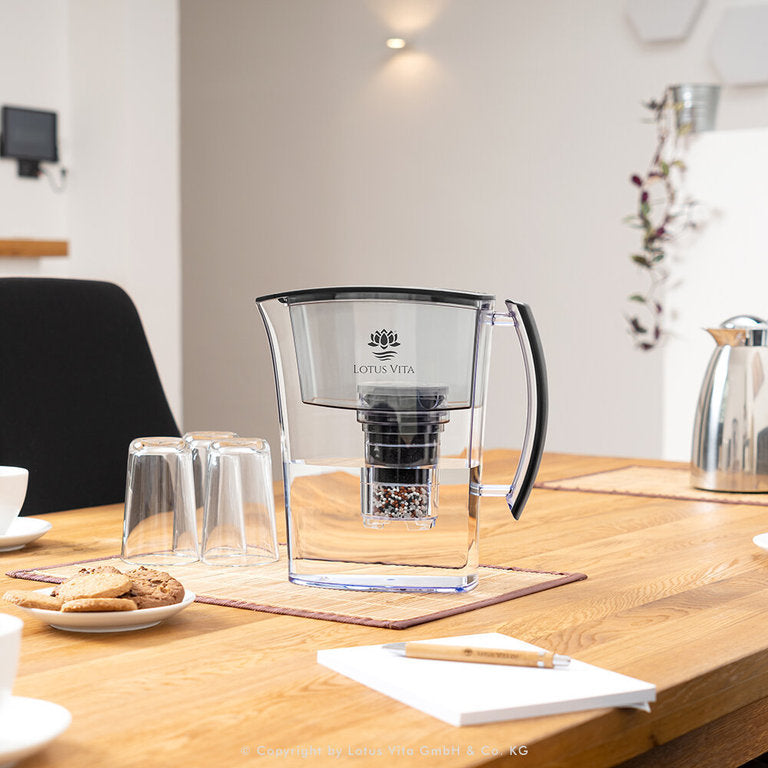 Filterkanne Lotus - 1,6 Liter - Wasserfilter-Karaffe von Lotus Vita