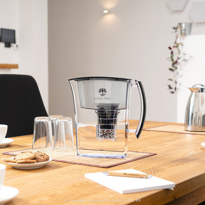 Filterkanne Lotus - 1,6 Liter - Wasserfilter-Karaffe von Lotus Vita