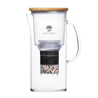 Lotus Vita - Glas Filterkanne - 1,4 Liter - Filterkaraffe mit Bambusdeckel - Natura Plus Filter