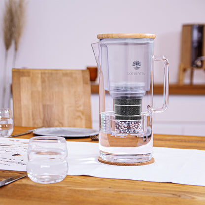 Lotus Vita - Glas Filterkanne - 1,4 Liter - Filterkaraffe mit Bambusdeckel - Natura Plus Filter